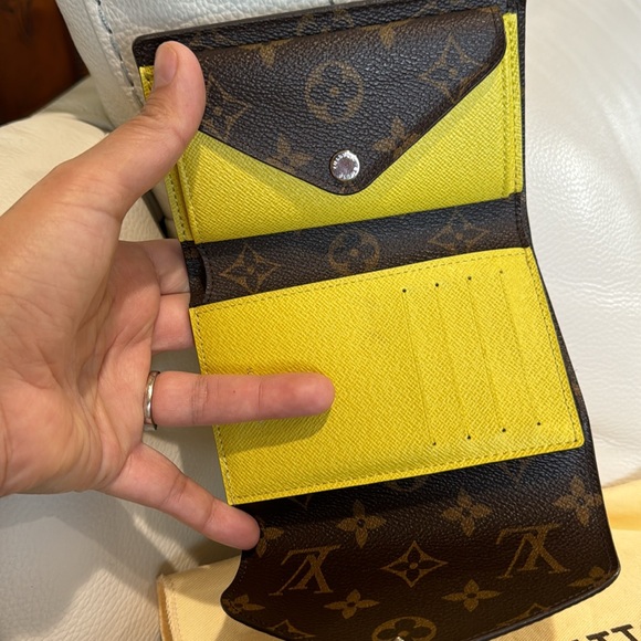 LV Marie-Lou Compact Wallet Pistache
new condition. No tags. Authentic. - Picture 1 of 17